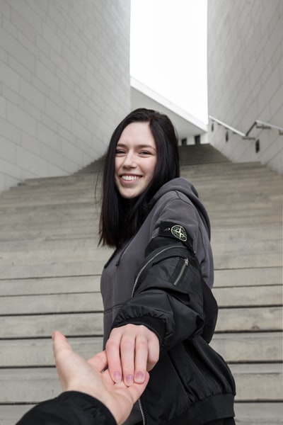 穿着黑色夹克微笑的女人